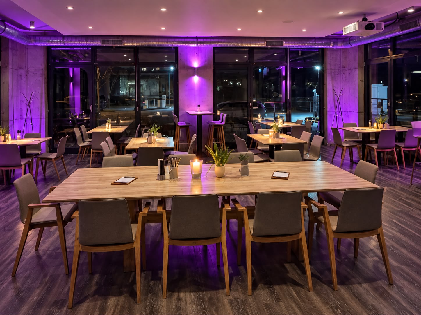 Restaurant des Kochwerk Berlin am Abend mit stimmungsvoller Beleuchtung